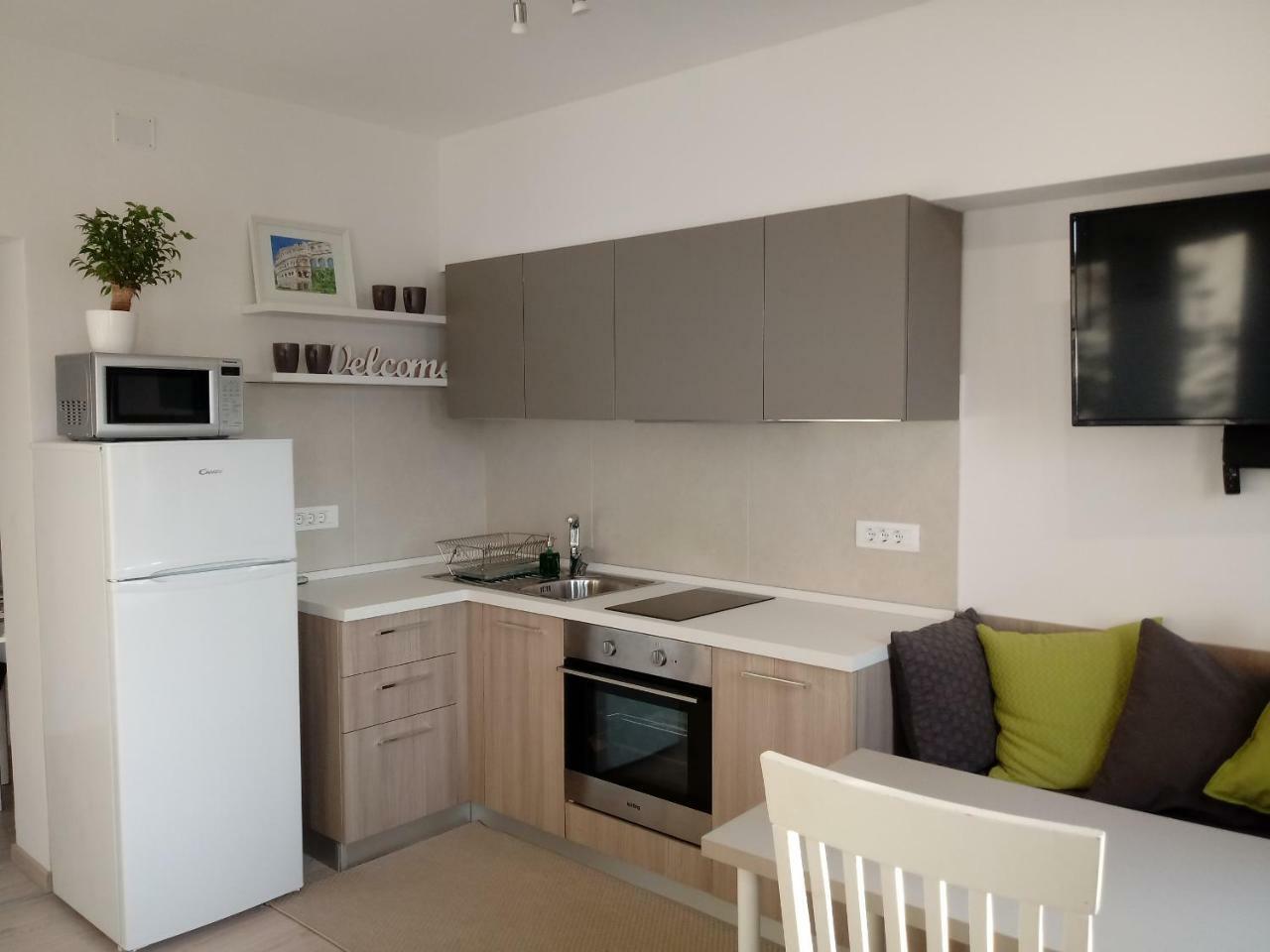 Sunsplash Apartments Пула Екстериор снимка